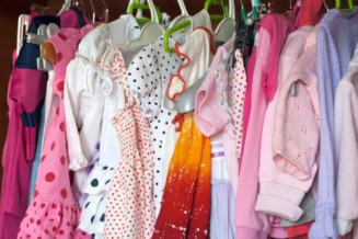 Barnkläder i garderob